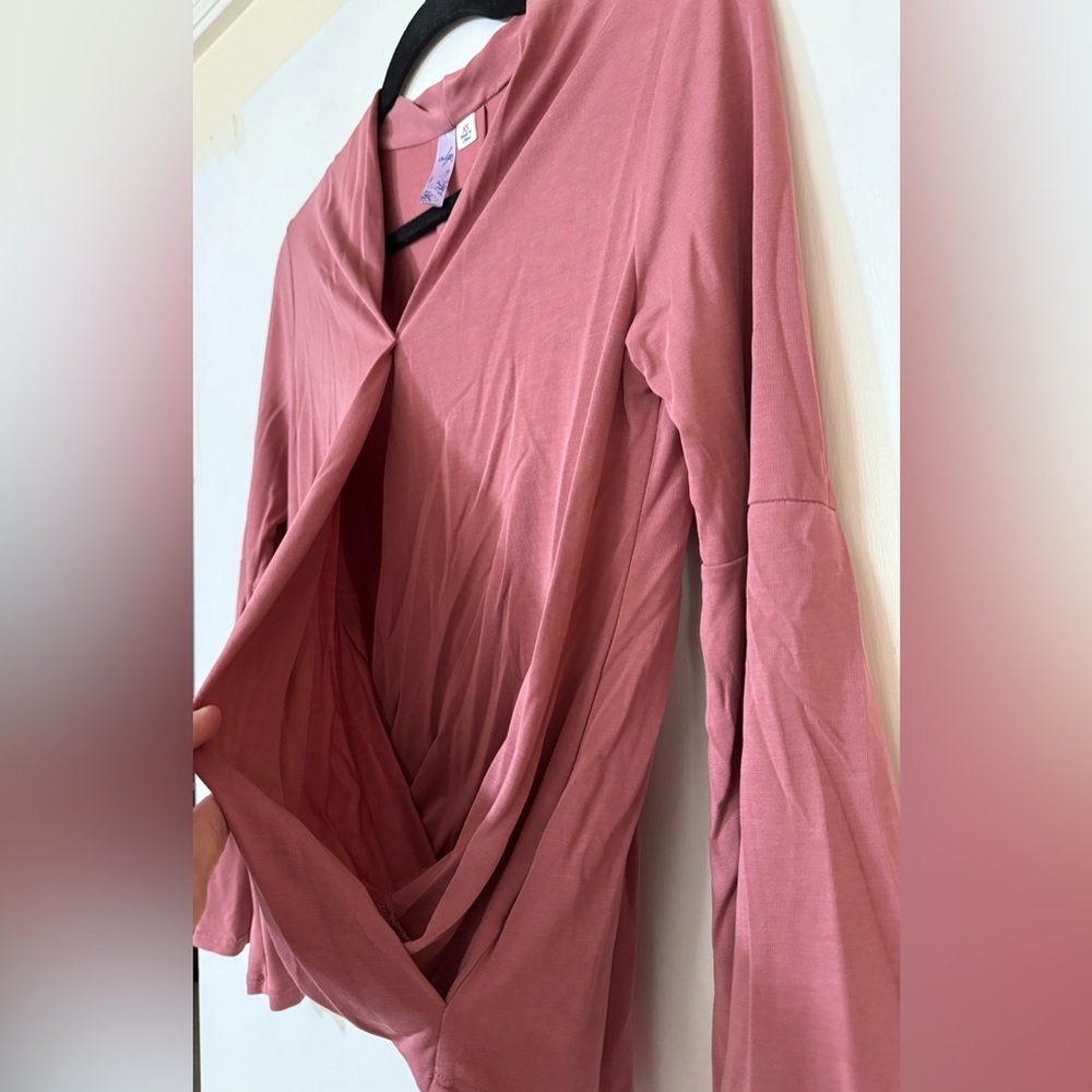 Alya Francesca's Mauve Pink Faux Wrap Top Bell Sleeve Size XS - Picture 8 of 9